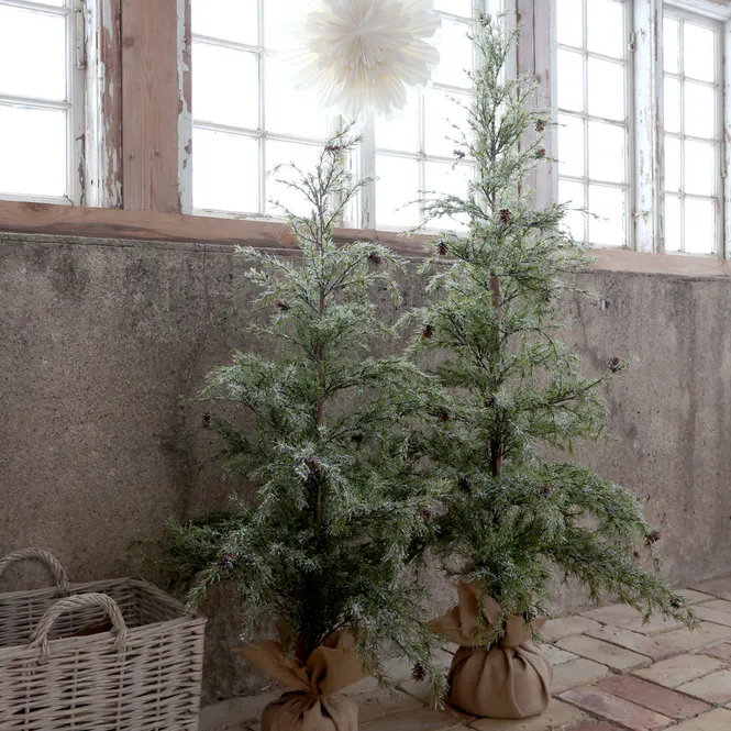 Hovedbilde Fleur Grantre m. kongler og snø 120cm
