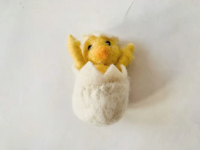 Hovedbilde Tovet påskekylling i egg 8 cm
