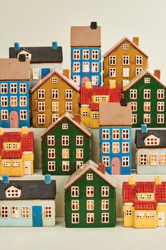 Hus til telys Nyhavn grøn m/gul dør på siden